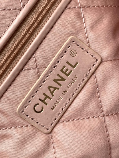 CHANEL 22 Small Handbag