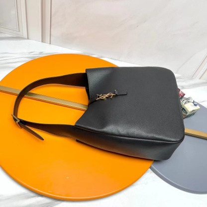 YSL LE 5 A7 SUPPLE LARGE IN GRAINED LEATHER