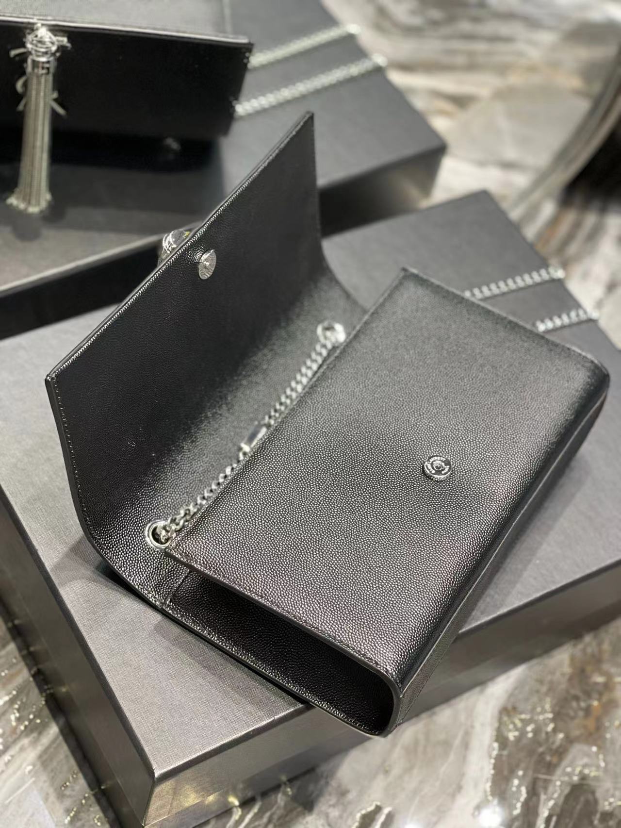 YSL KATE MEDIUM CHAIN BAG WITH TASSEL IN GRAIN DE POUDRE EMBOSSED LEATHER