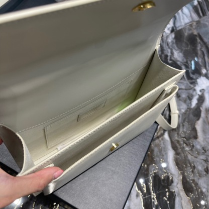 YSL SUNSET MEDIUM TOP HANDLE IN SMOOTH LEATHER