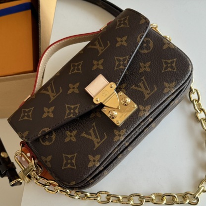 LV Pochette Métis East West