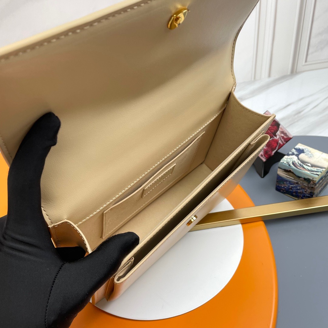 YSL SUNSET MEDIUM TOP HANDLE IN SMOOTH LEATHER