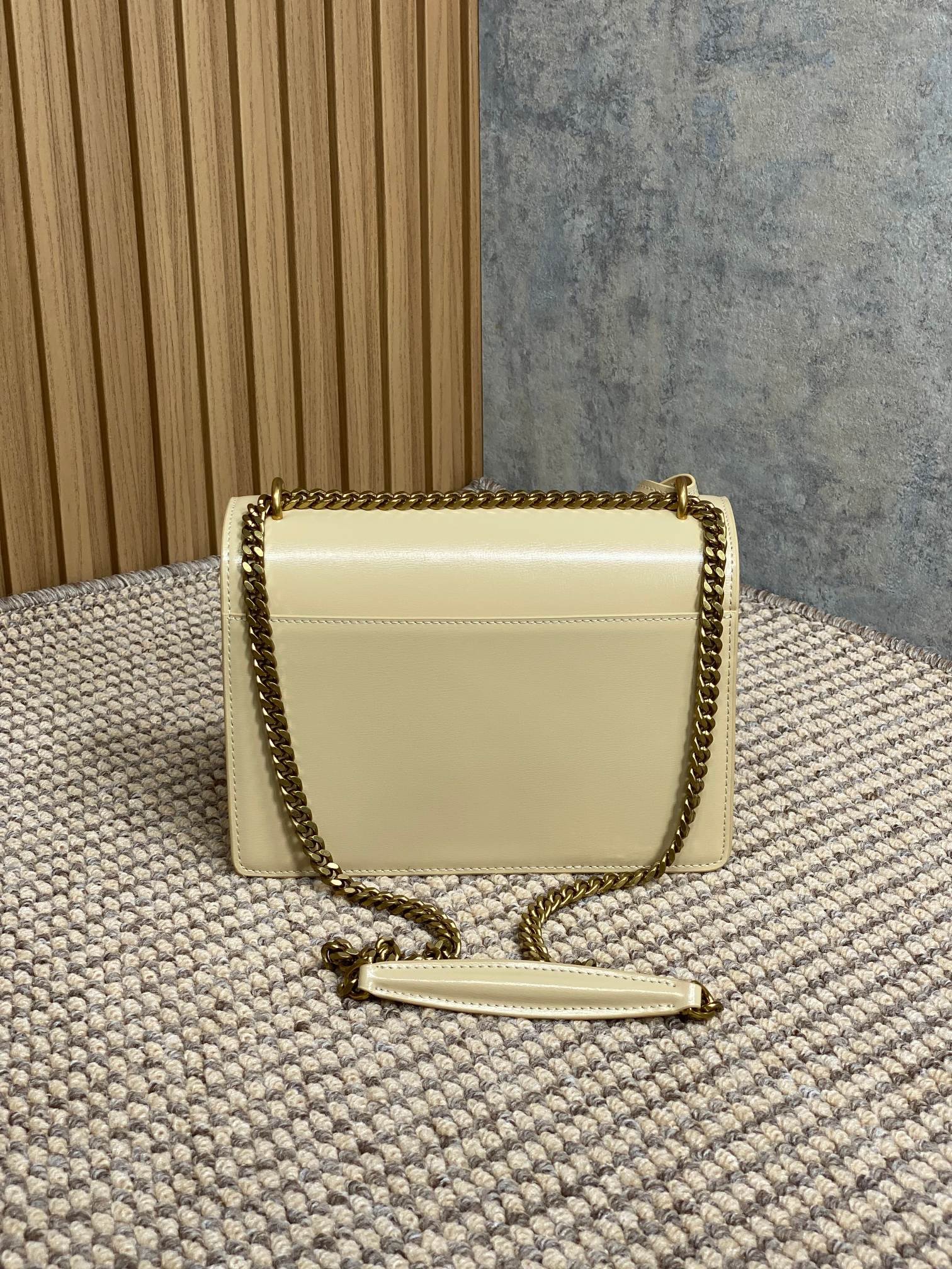 YSL SUNSET MEDIUM CHAIN BAG IN SMOOTH LEATHER
