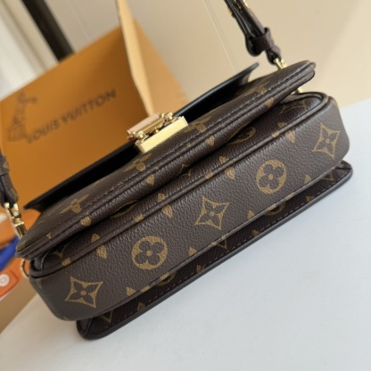 LV Pochette Métis East West