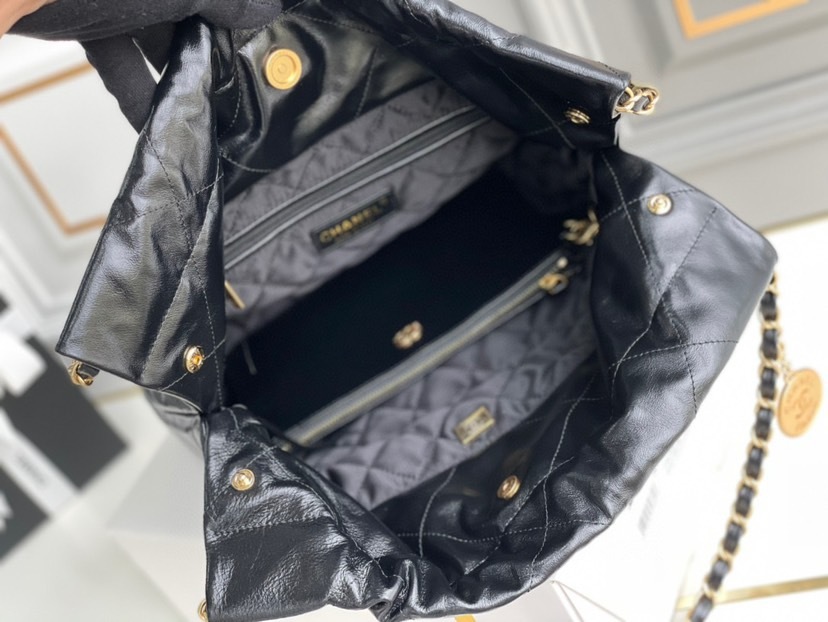 CHANEL 22 Small Handbag