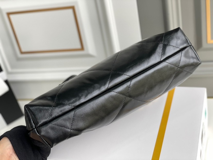 CHANEL 22 Small Handbag