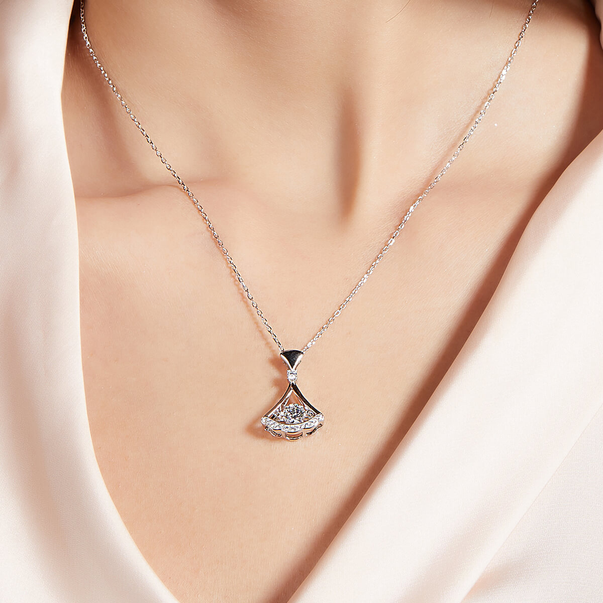 MARDAZA Dancing Fan Round Cut Sterling Silver Moissanite Necklace