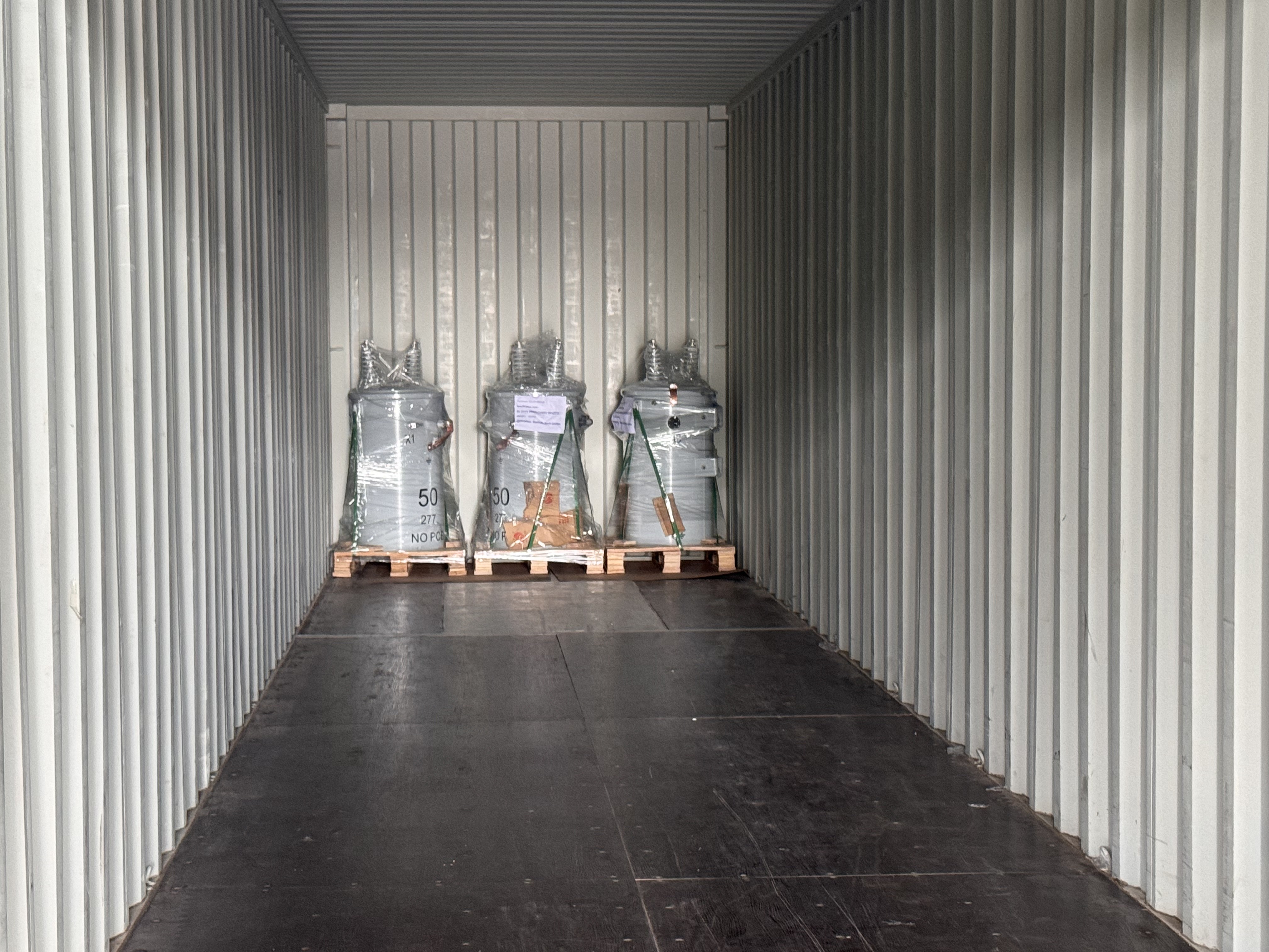 Single-phase pole-mounted transformer according to US regulations