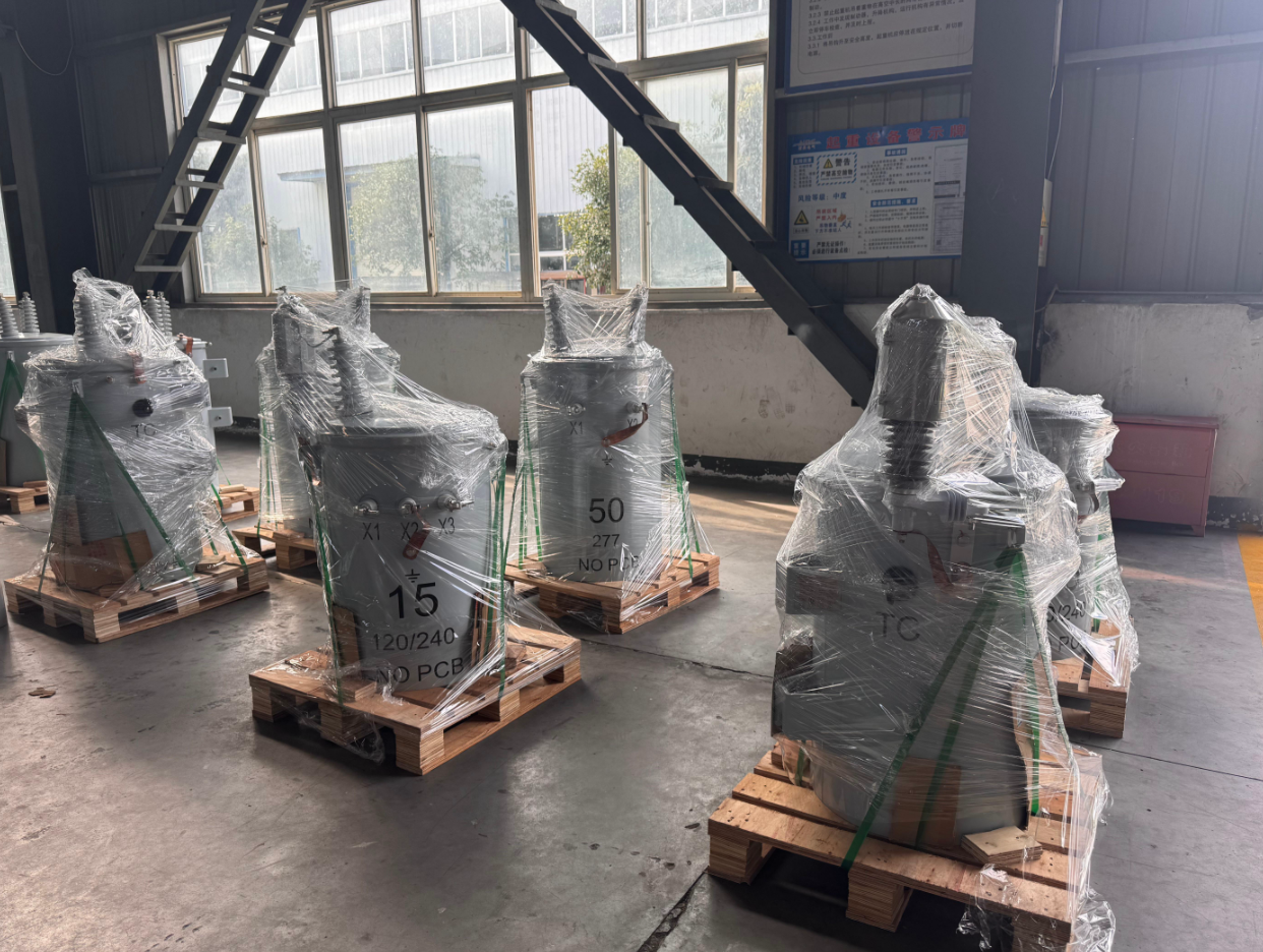 Single-phase pole-mounted transformer according to US regulations