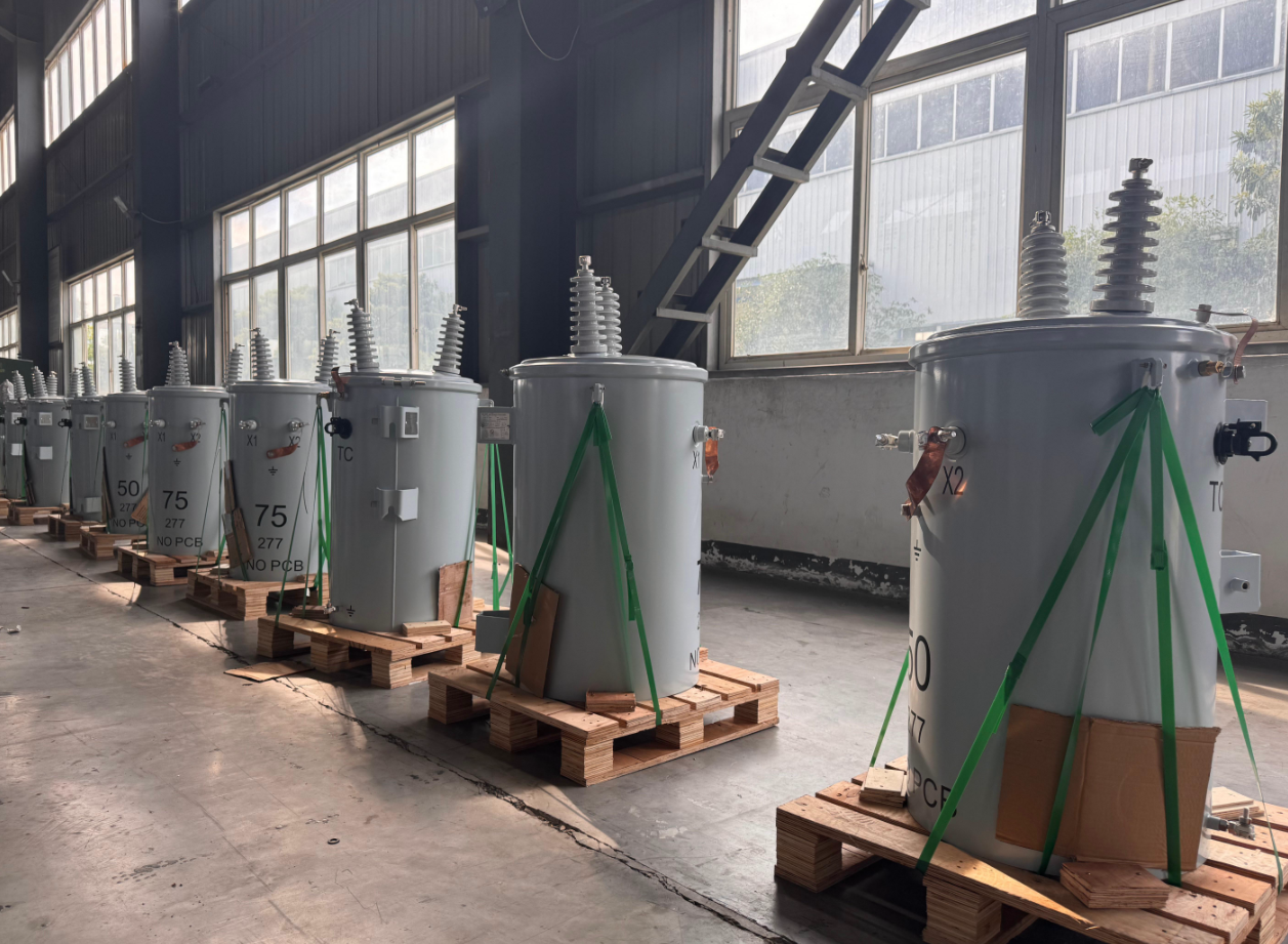 Single-phase pole-mounted transformer according to US regulations