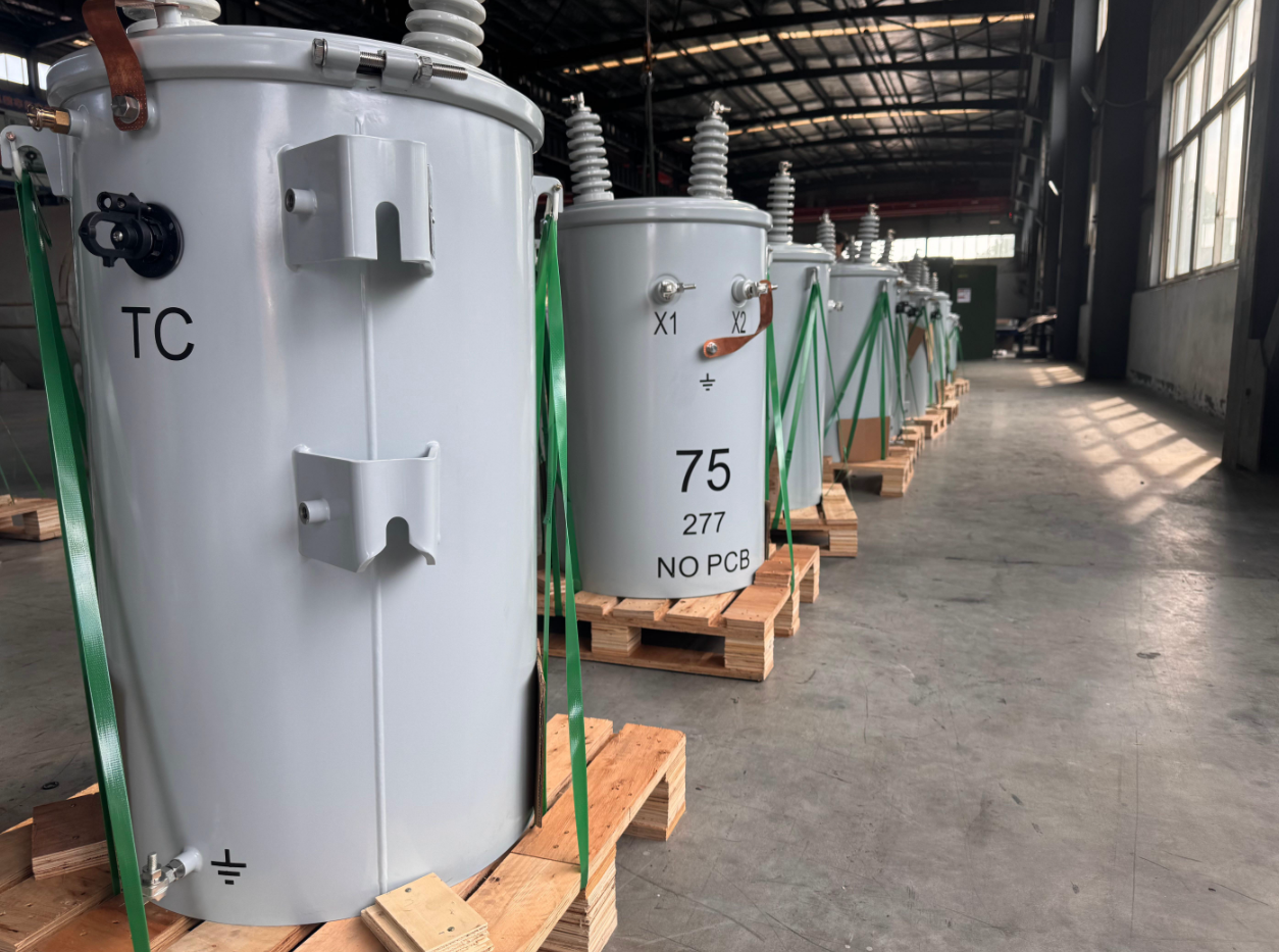 Single-phase pole-mounted transformer according to US regulations