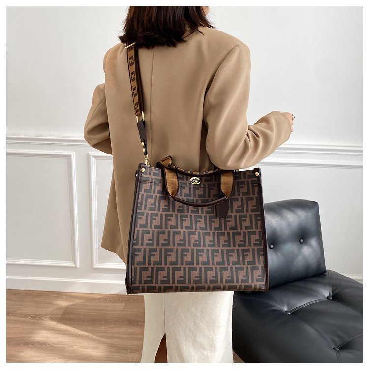 2023 Portable Messenger Versatile Trendy Tote Bag