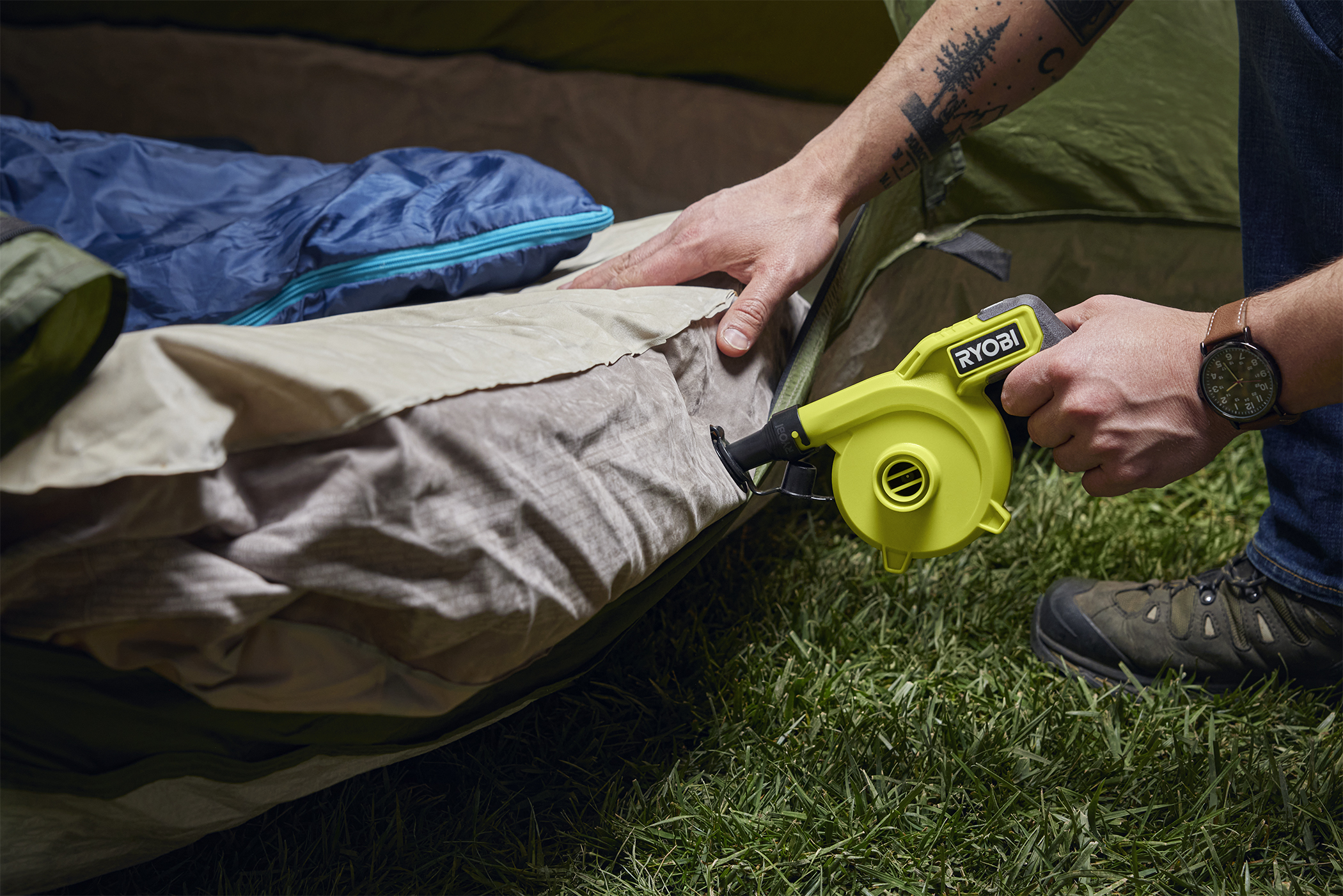 Infla el colch&oacute;n de aire doble en menos de 90 segundos