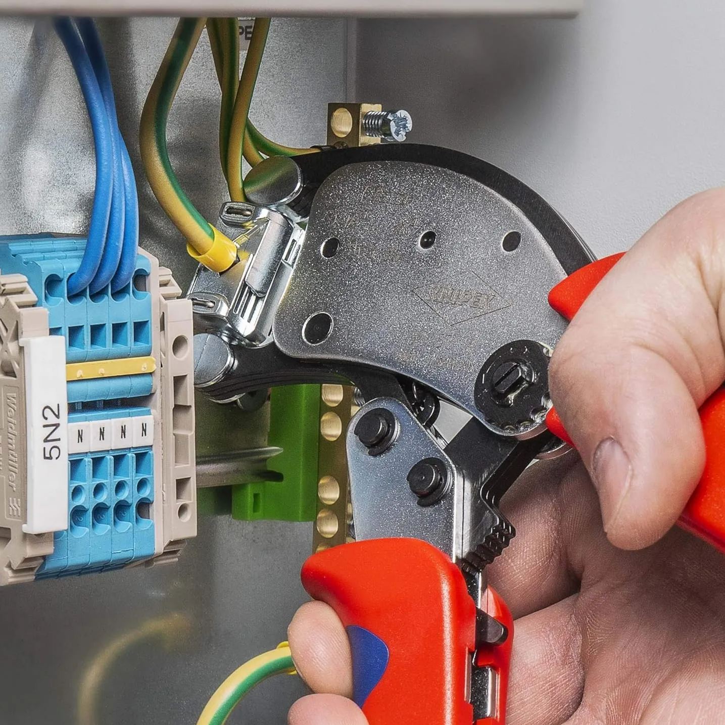  KNIPEX Twistor®16 Crimping head can be rotated 360°, with 8 locking positions.