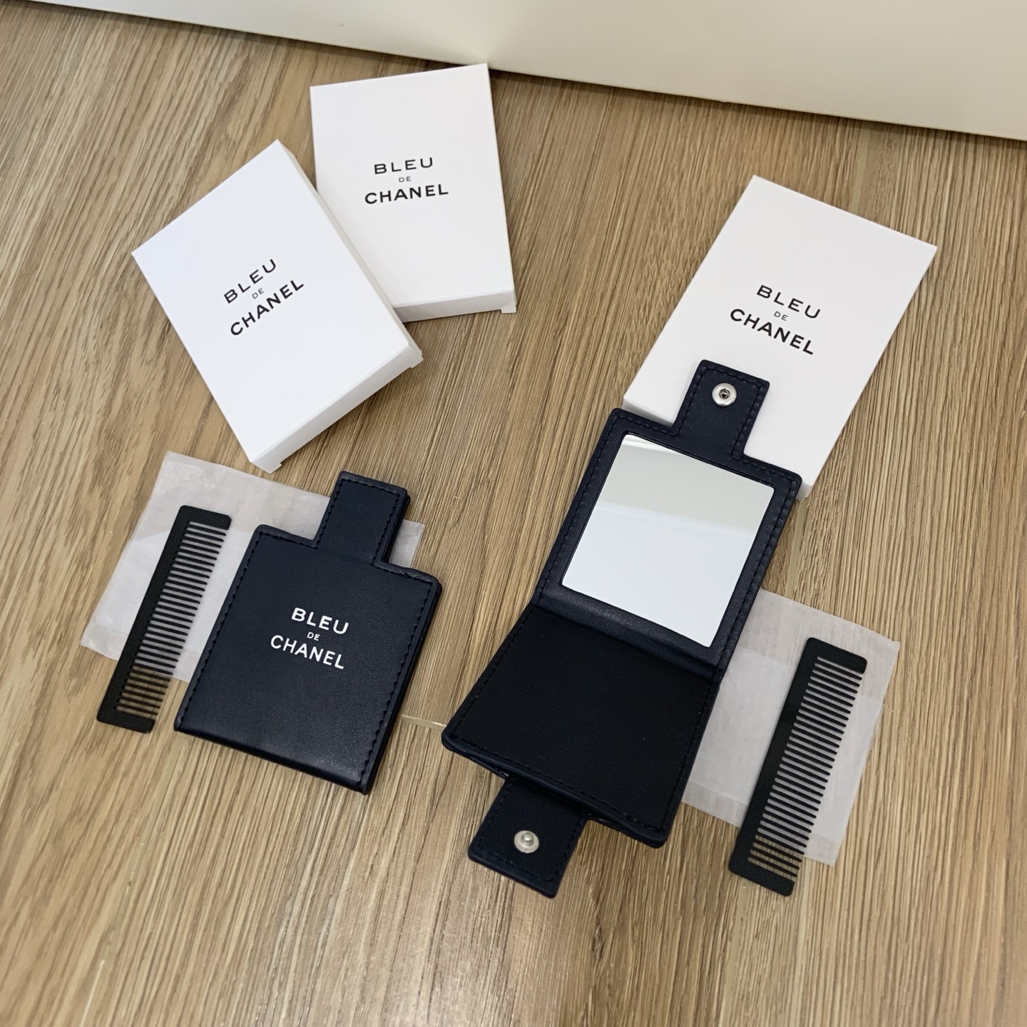 CHANEL Perfume-Design Mirror & Comb Set | Portable Vanity Compact 11x7.5cm (Pink/Gold)