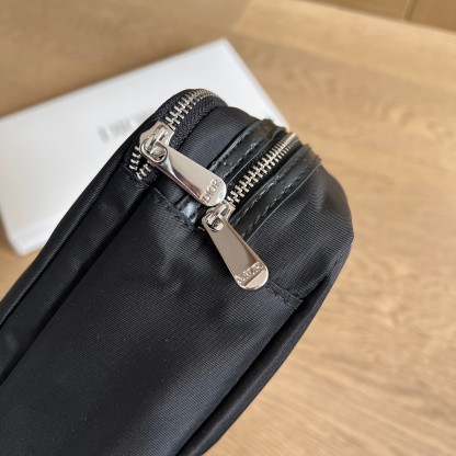 ① DIOR 4PC Brush Set + Case | $600 Value 25cm ② DIOR GWP Vanity Case Solo | TSA-Fit 25cm