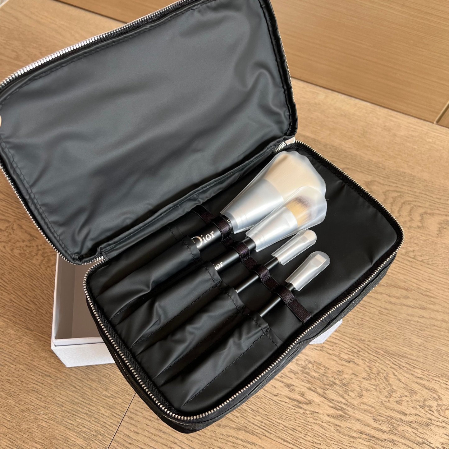 ① DIOR 4PC Brush Set + Case | $600 Value 25cm ② DIOR GWP Vanity Case S