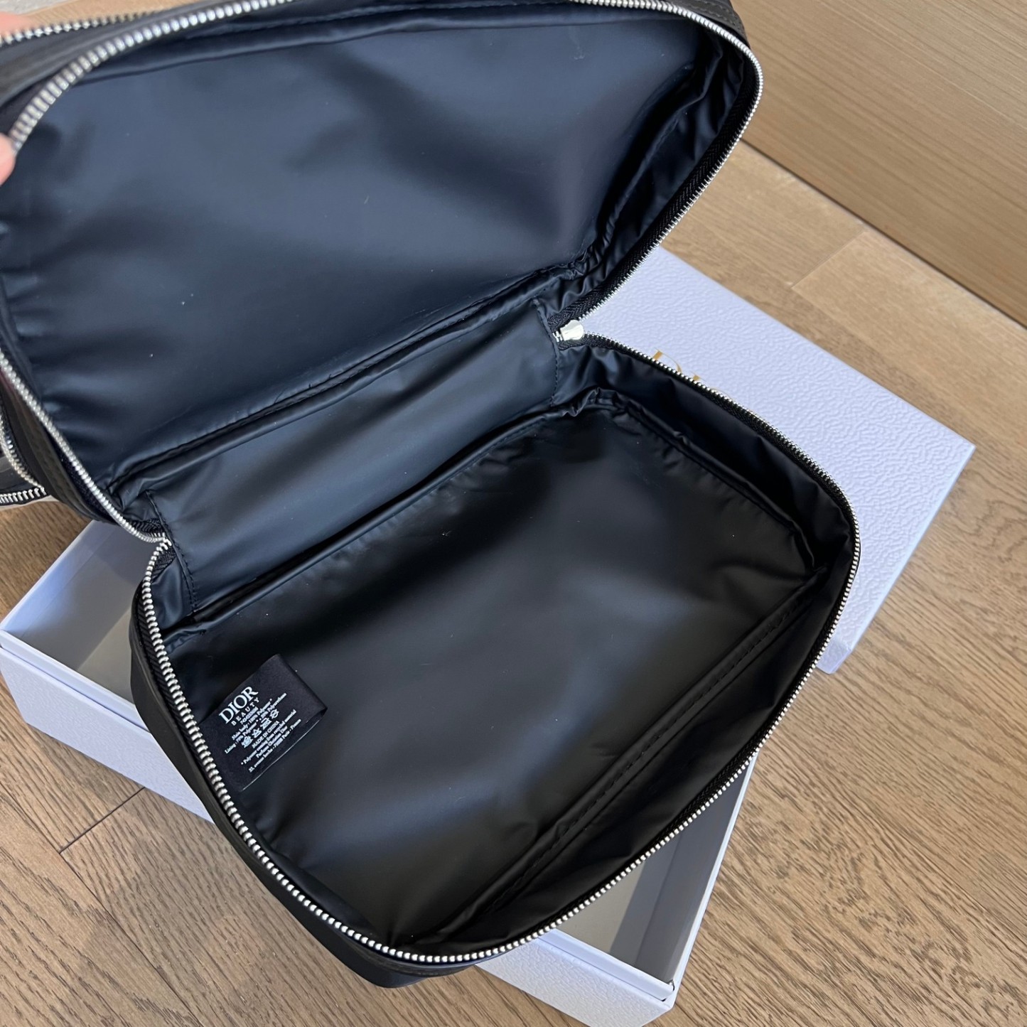 ① DIOR 4PC Brush Set + Case | $600 Value 25cm ② DIOR GWP Vanity Case Solo | TSA-Fit 25cm