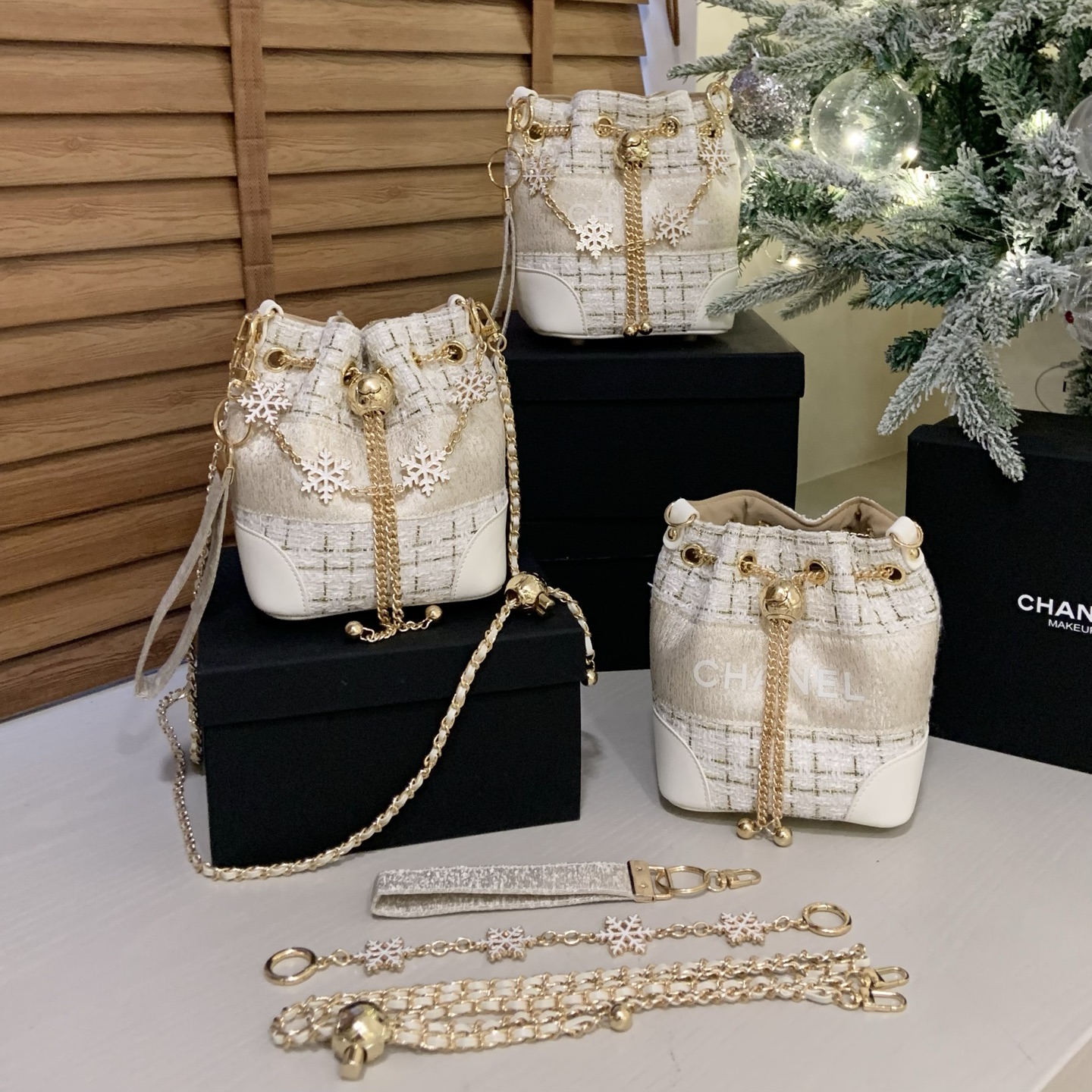 CHANEL-Inspired Tweed Bucket Bag | Adjustable Sphere Chain (White/Blue