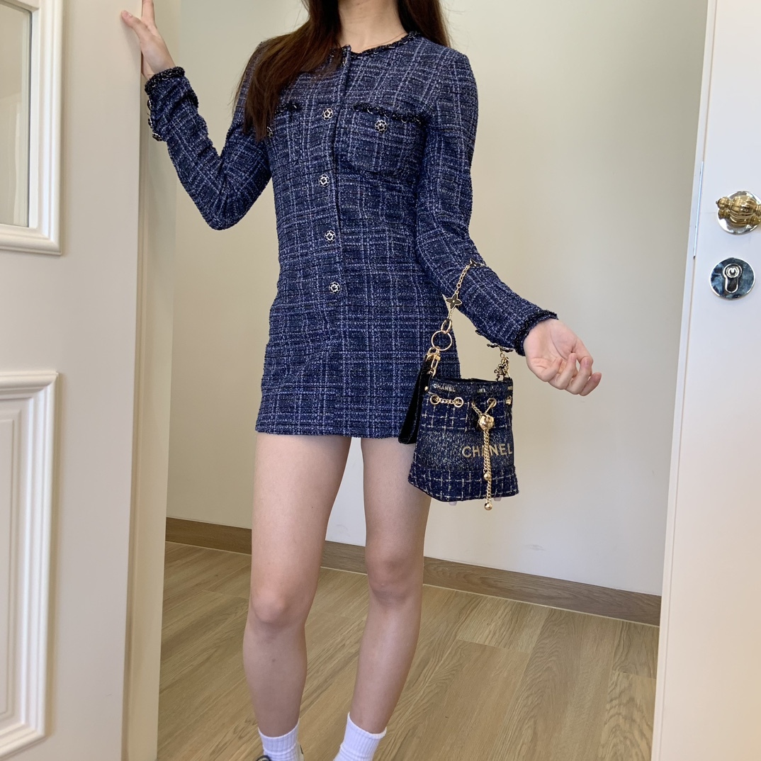CHANEL-Inspired Tweed Bucket Bag | Adjustable Sphere Chain (White/Blue) 17cm + Snowflake Charm