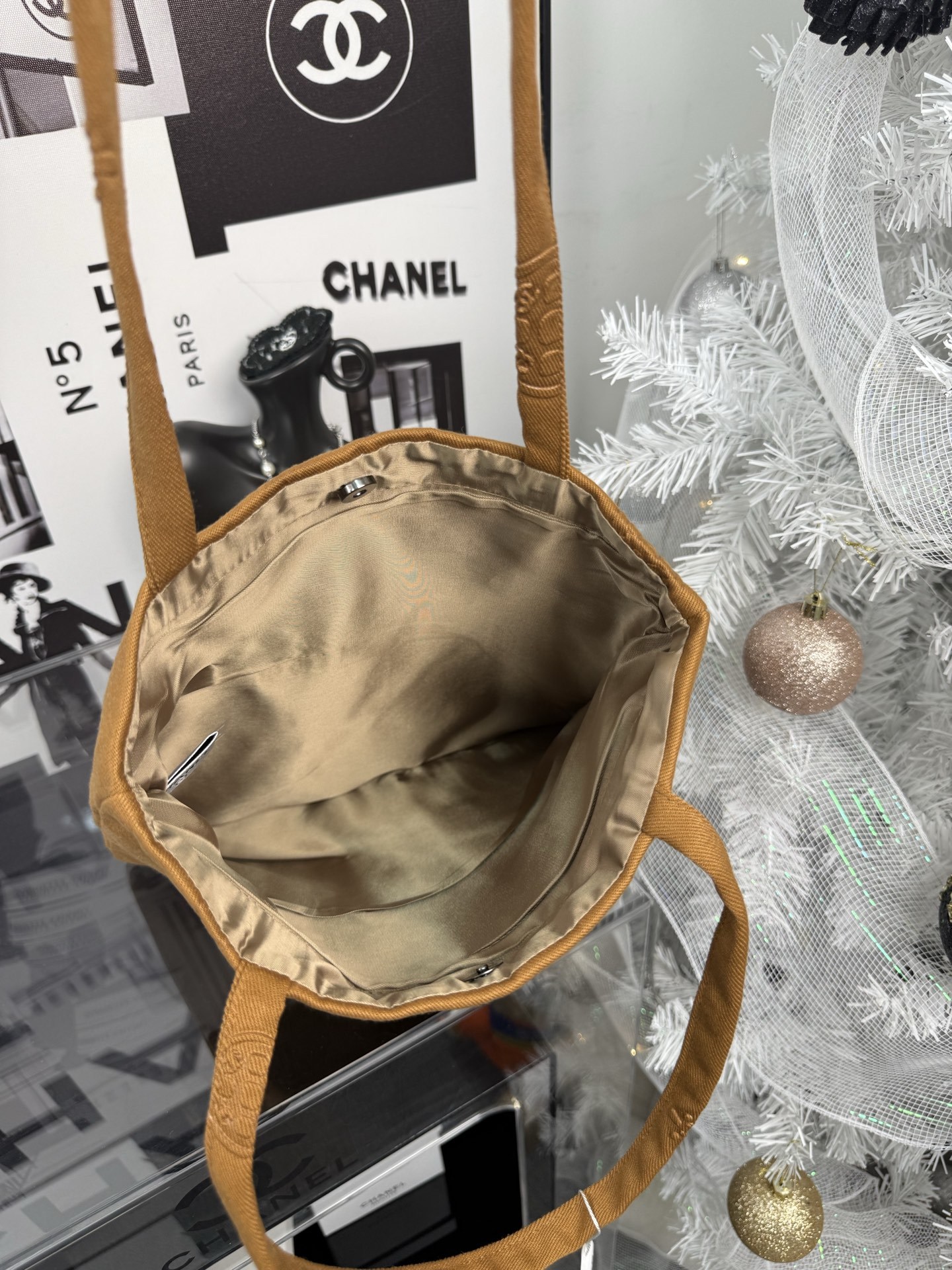 Chanel Beauty Pumpkin Tote | 3D-Embossed Logo Tote 29x30cm + Magnetic Closure