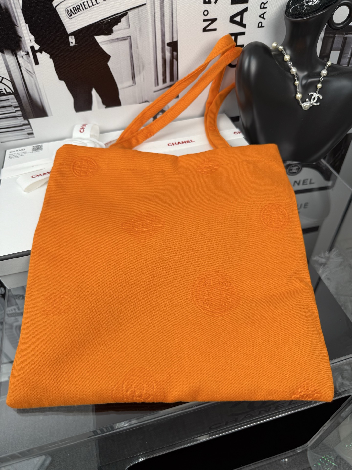 Chanel Beauty Pumpkin Tote | 3D-Embossed Logo Tote 29x30cm + Magnetic Closure