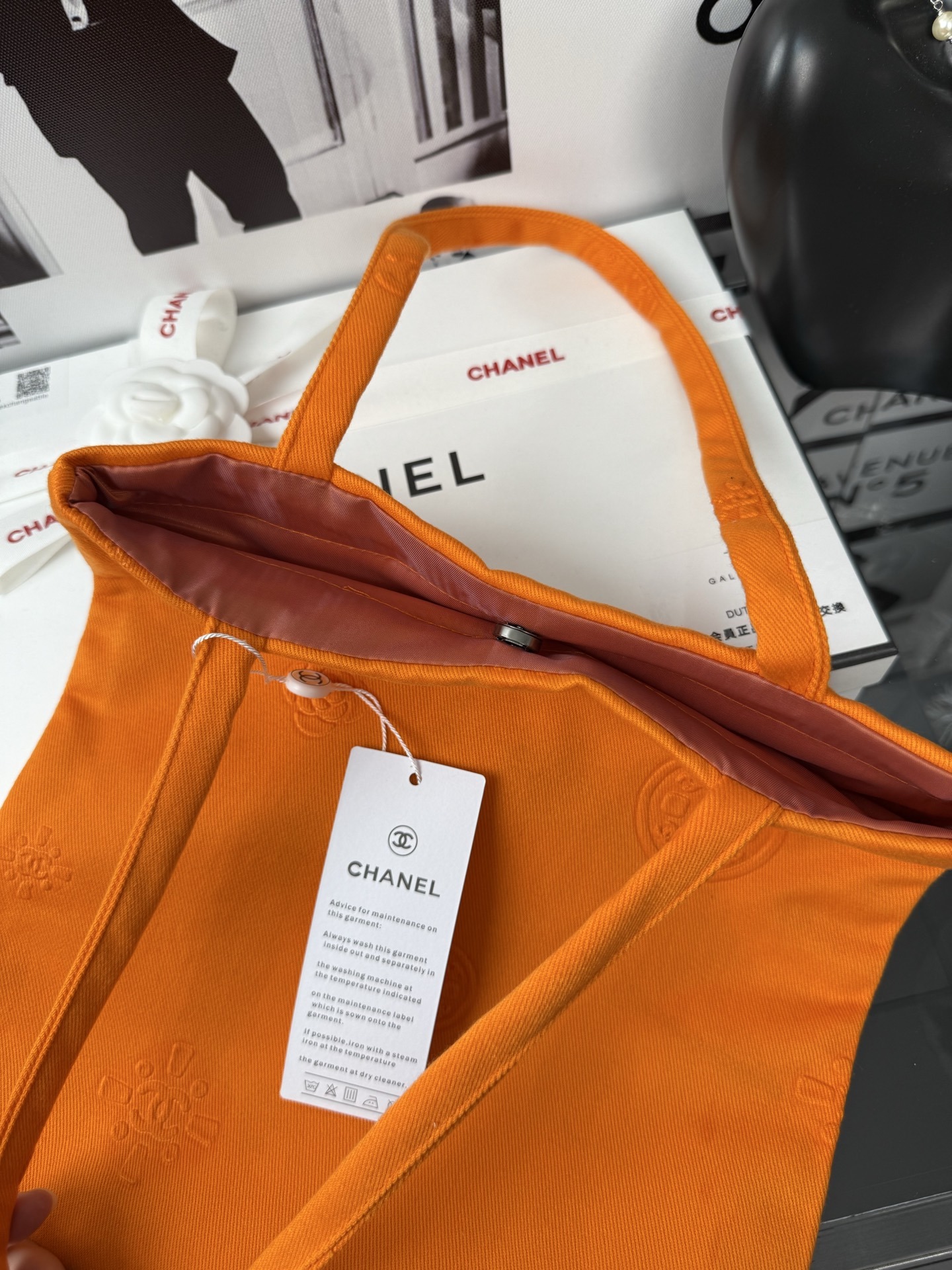 Chanel Beauty Pumpkin Tote | 3D-Embossed Logo Tote 29x30cm + Magnetic Closure