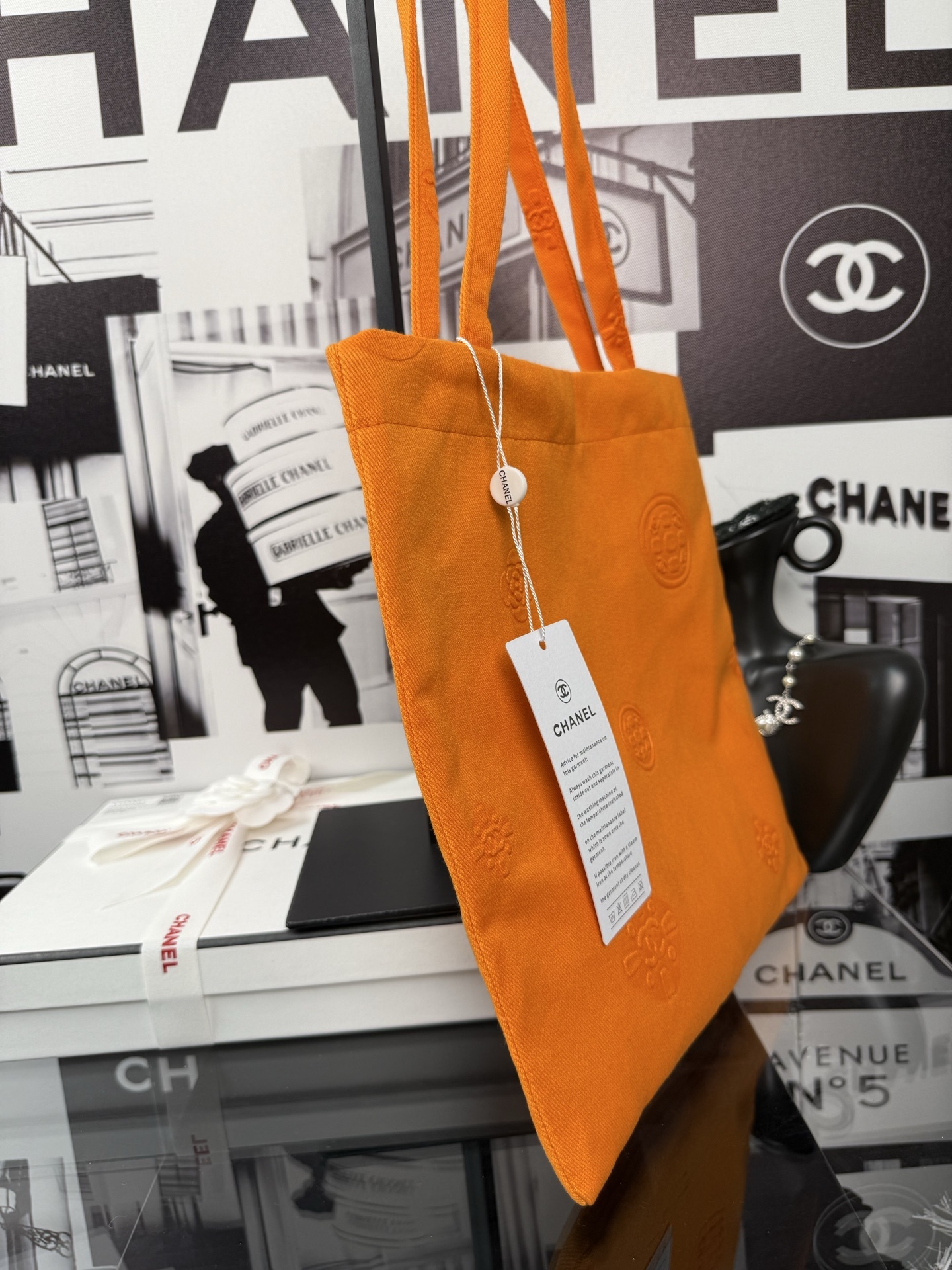 Chanel Beauty Pumpkin Tote | 3D-Embossed Logo Tote 29x30cm + Magnetic Closure