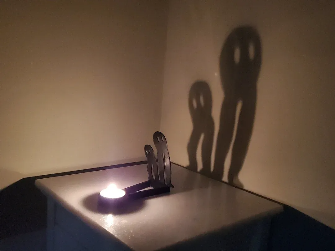 👻Ghostly Candlestick Shadow Decorations