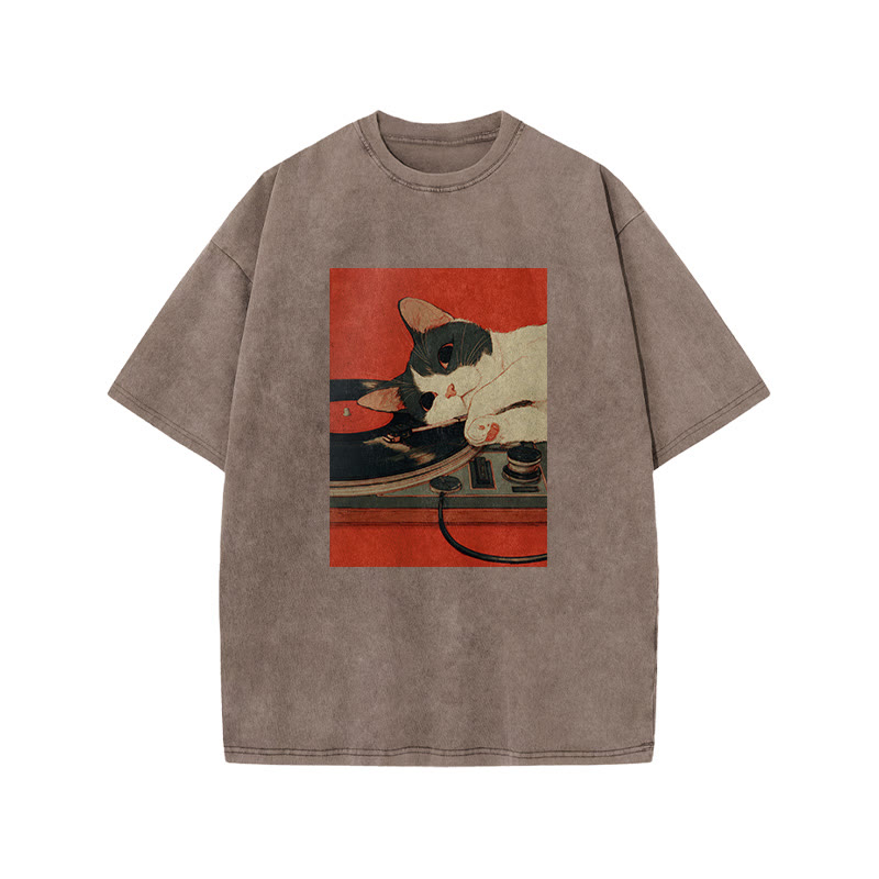 Japanese Cat Lying Down On The Turntable Print Acid Washed T-shirt - Coffee - US20-22(3XL) - image 4