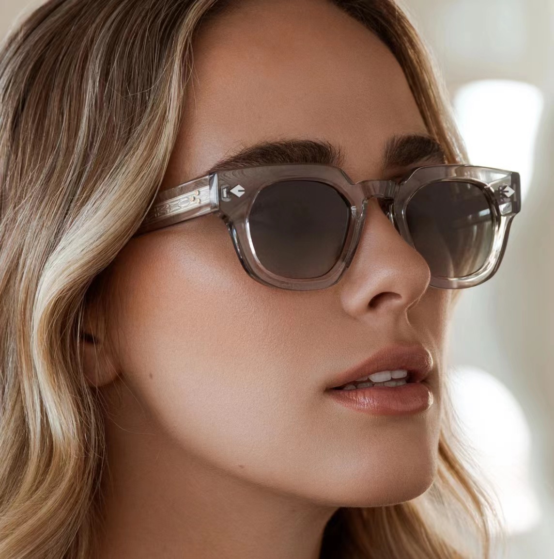 Modern retro oval decorative sunglasses