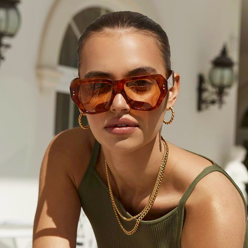 Retro sunglasses with butterfly rivets