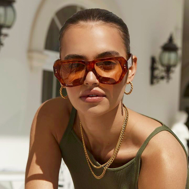 Retro sunglasses with butterfly rivets