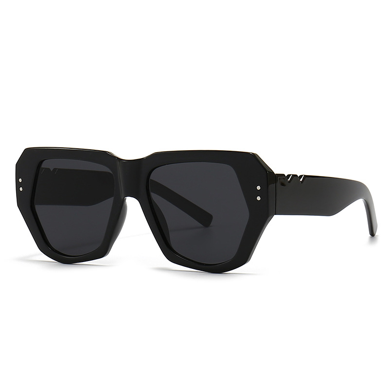 Retro sunglasses with butterfly rivets