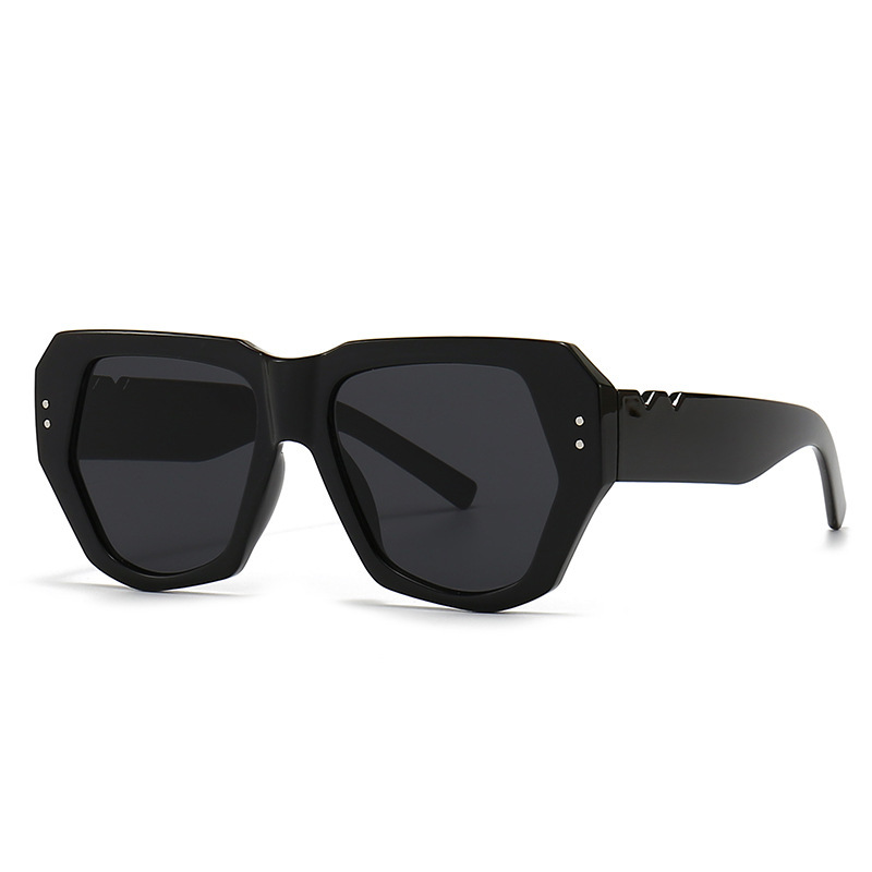 Retro sunglasses with butterfly rivets