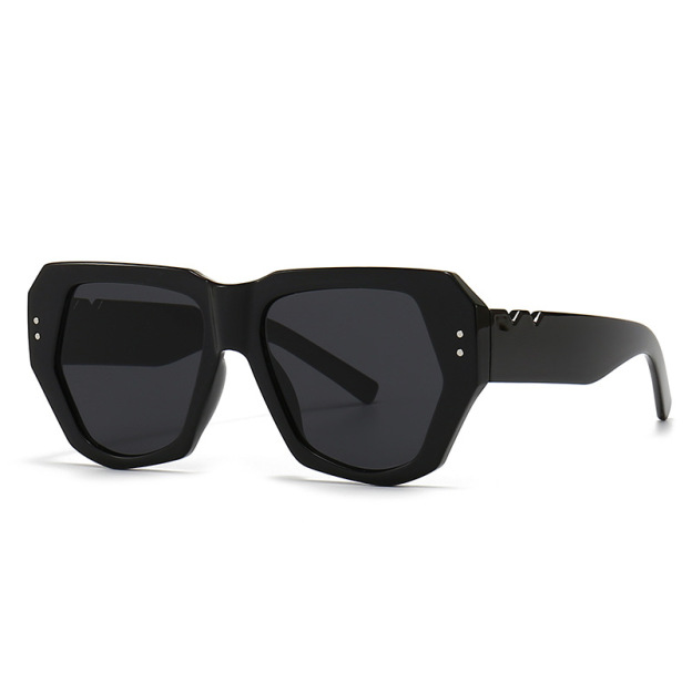 Retro sunglasses with butterfly rivets