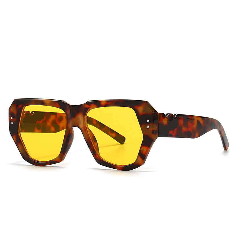 Retro sunglasses with butterfly rivets
