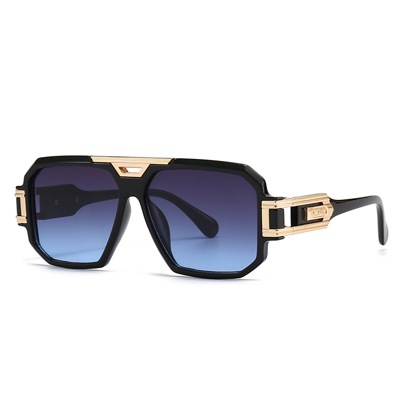 Retro-style oversized sunglasses