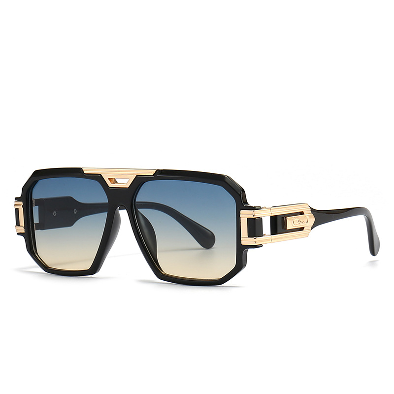 Retro-style oversized sunglasses