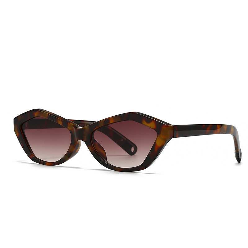 Retro angled cat-eye sunglasses