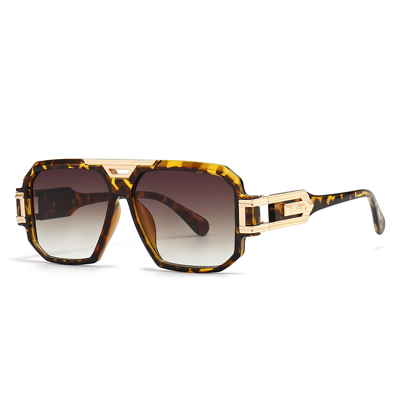 Retro-style oversized sunglasses