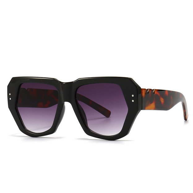 Retro sunglasses with butterfly rivets