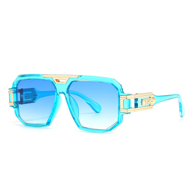 Retro-style oversized sunglasses
