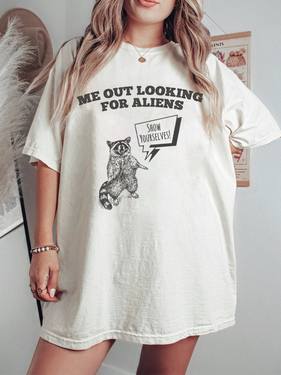 Vintage Me Out Looking For Aliens T-Shirt