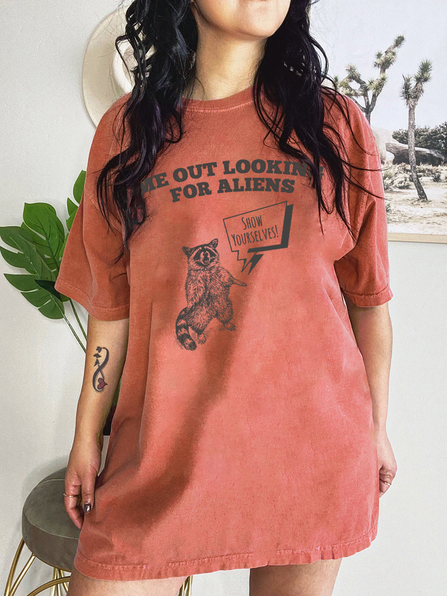 Vintage Me Out Looking For Aliens T-Shirt