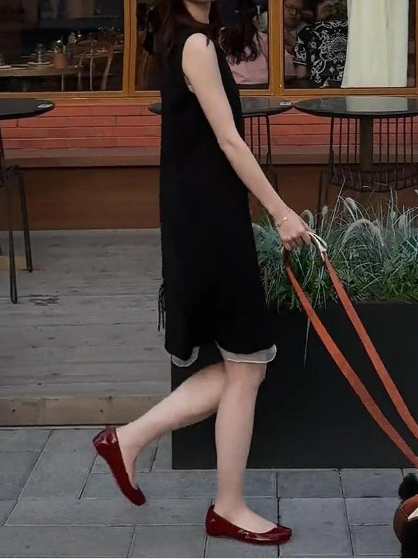Elegant black sleeveless shift dress with sheer hem detail K26051202