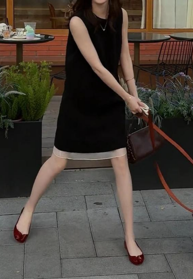 Elegant black sleeveless shift dress with sheer hem detail K26051202