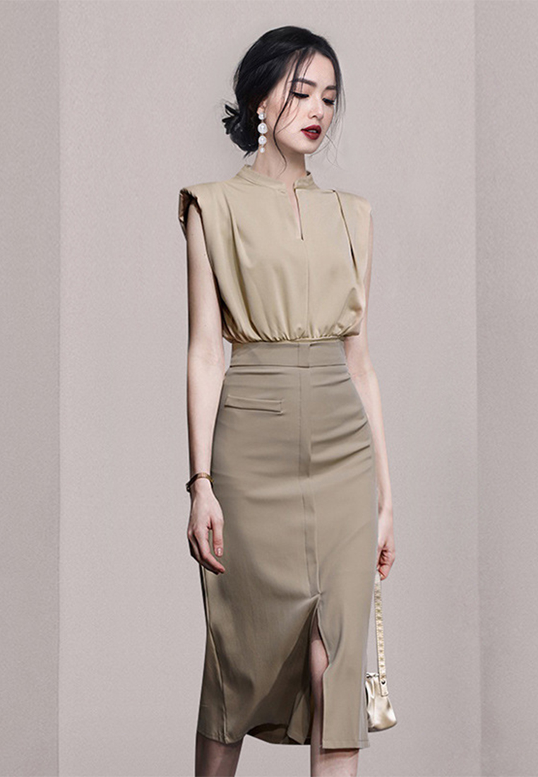 Fashionable wide-shouldered sleeveless smocked top and elegant skirt suit CA1005109
