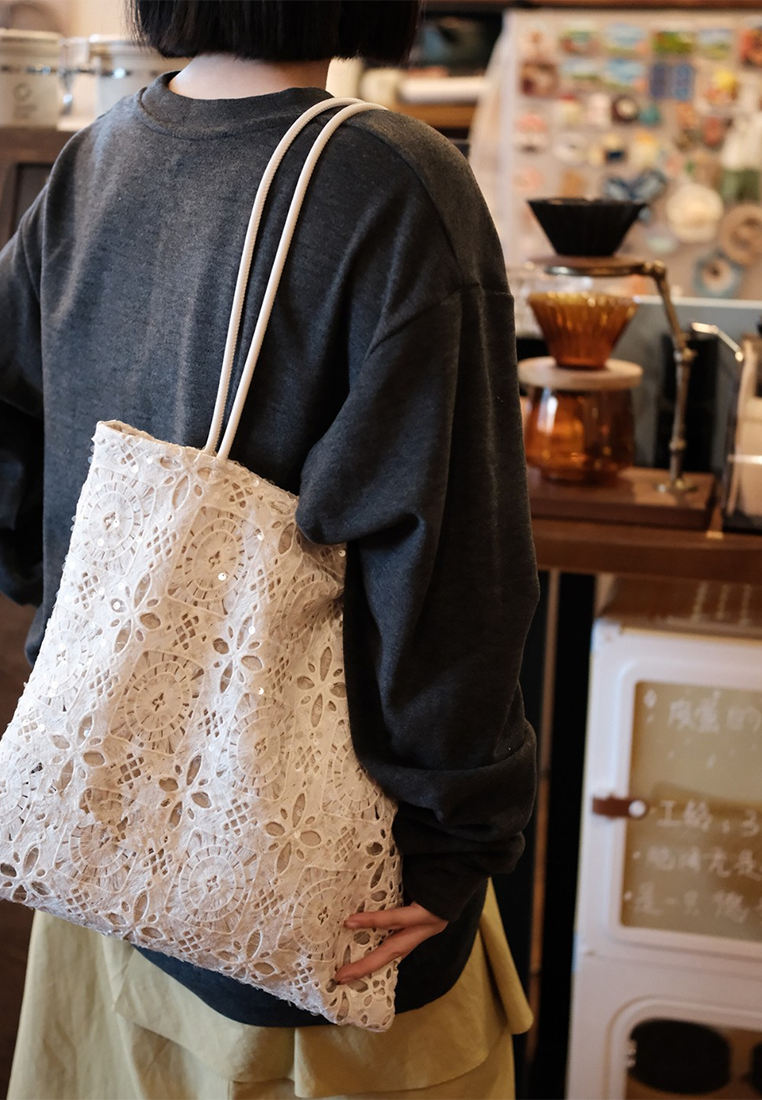 Sequined lace hollow hand-held underarm bag CA25042315BE
