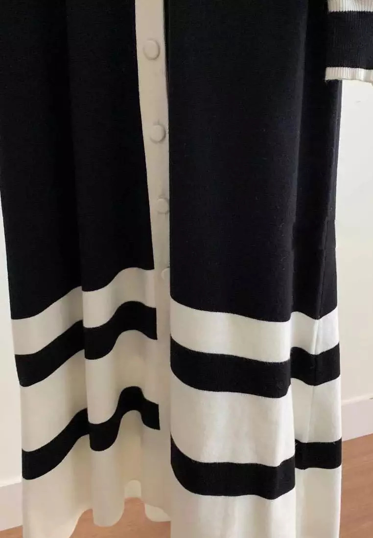 New temperament color-blocked black and white knitted long-sleeved dress K103103